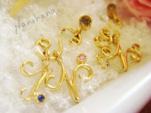 14イニシャルピアス